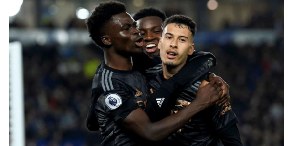 Arsenal 4-2 Brighton leder ställningen med 7 poäng