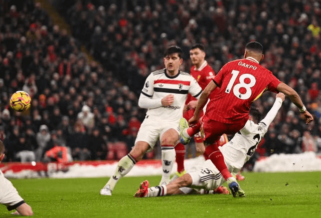Manchester United vägrar förlora fem matcher i rad och gör oavgjort 2-2 mot Liverpool