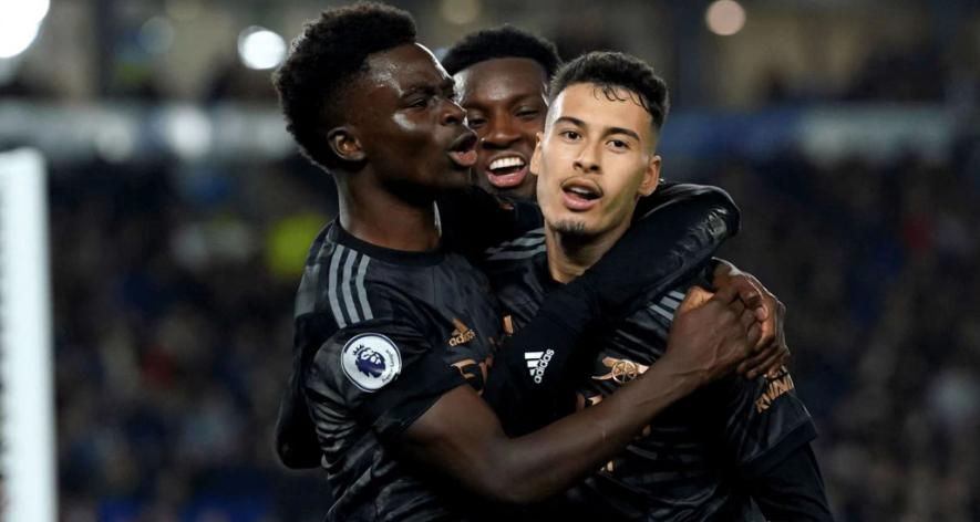 Arsenal 4-2 Brighton leder ställningen med 7 poäng