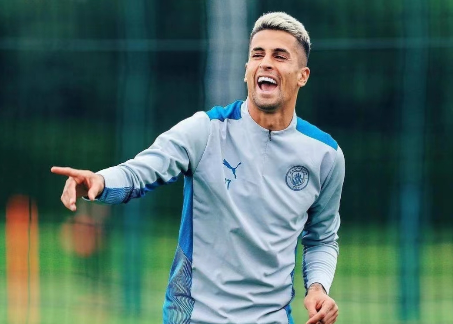 Barcelona försöker igen att värva Cancelo