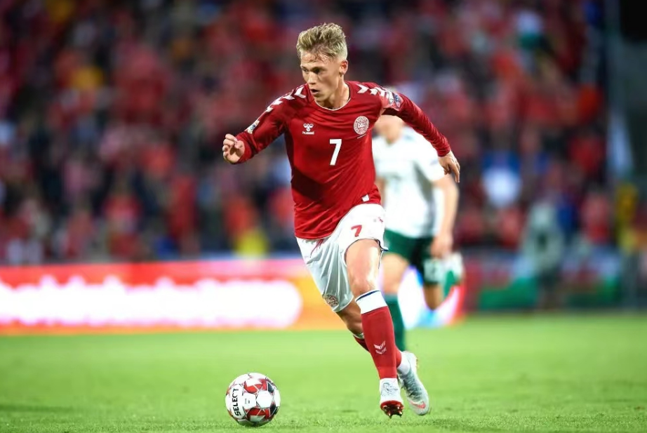Det 29-åriga danska fotbollsgeniet avslutar sin 11-åriga fotbollskarriär