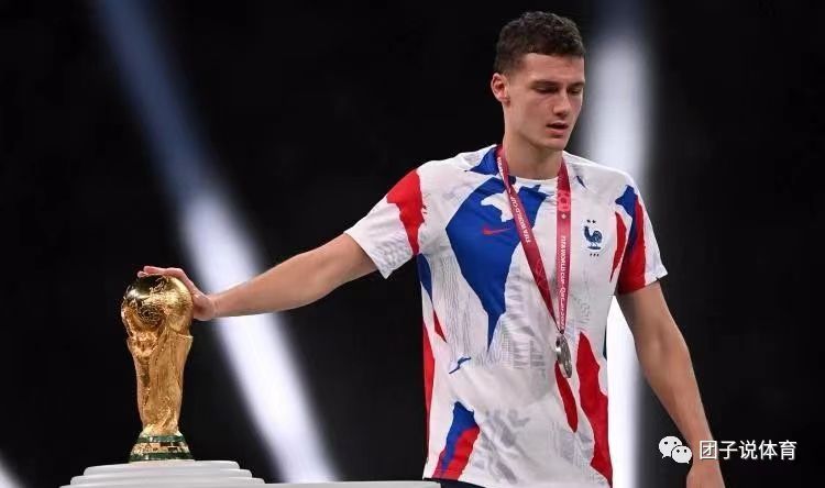 Pavard ansluter till Inter Milan och sätter ett nytt rekord i övergångssummor för Serie A